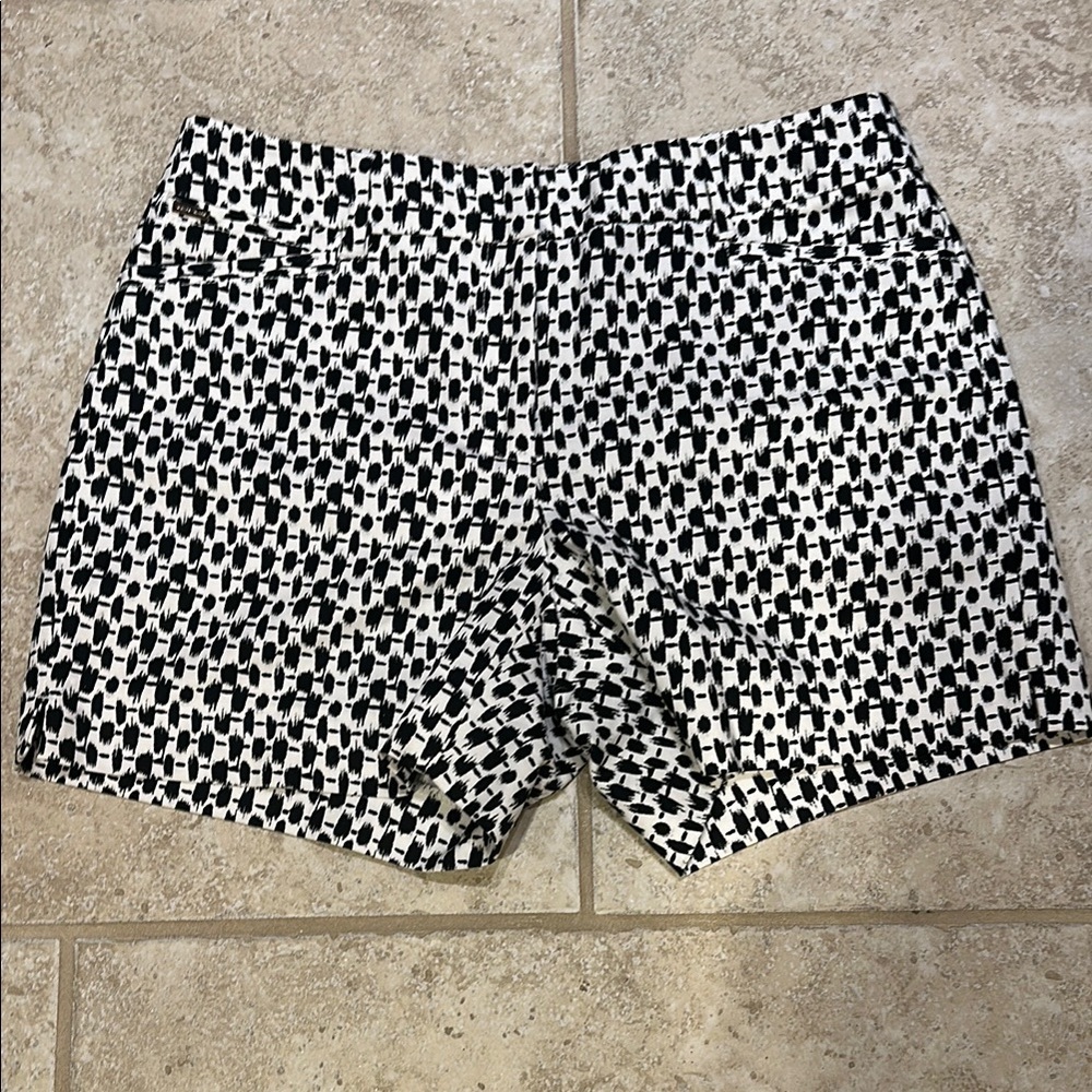 Like New!!White House Black Market Black and White Flat Front Shorts​​